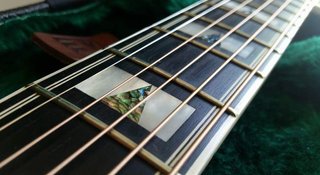Guitarra Guild Jumbo con estuche