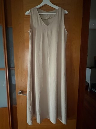 Vestido largo beige con sobrecamisa