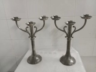 Candelabros de metal plateado