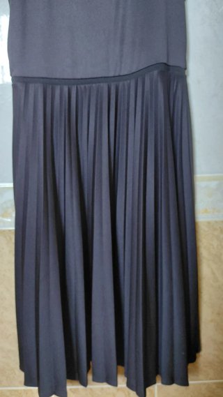 Vestido Kookaï negro tirantes falda plisada