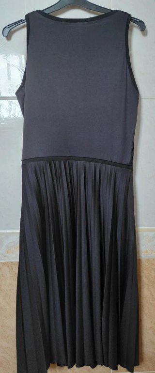 Vestido Kookaï negro tirantes falda plisada