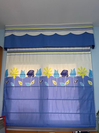 Estor azul con flores amarillas y azules