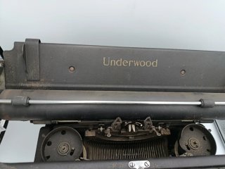 ANTIGUA MÁQUINA DE UNDERWOOD