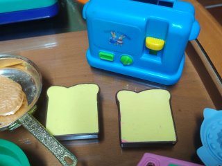 Juguetes de cocina y peluche
