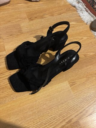 Sandalias negras tacón