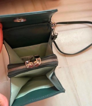 Bolso bandolera negro con flores