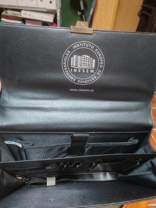 Maletín de piel negro
