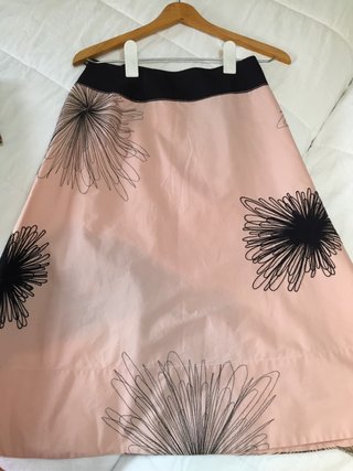 Falda DKNY rosa con estampado floral negro