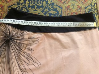 Falda DKNY rosa con estampado floral negro