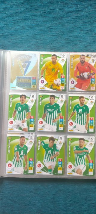 Álbum cromos fútbol liga 21-22. Casi 200 cartas