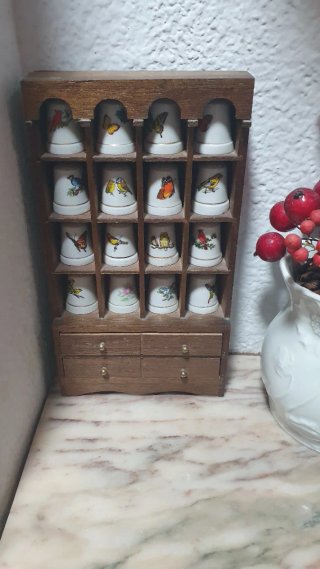 Colección de 16 dedales con mueble