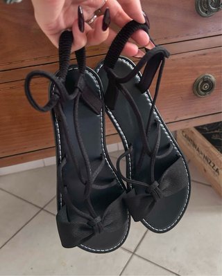 Sandalias negras con lazo y cordones