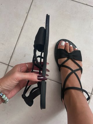 Sandalias negras con lazo y cordones