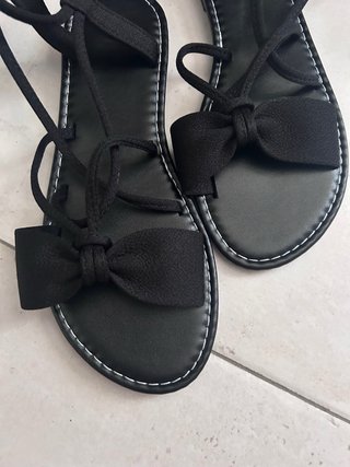 Sandalias negras con lazo y cordones