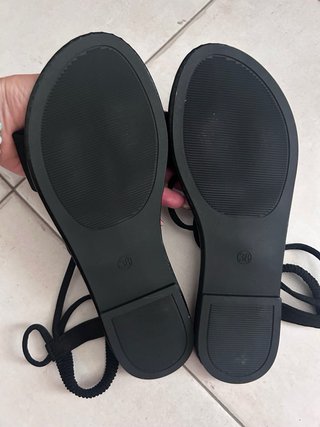 Sandalias negras con lazo y cordones
