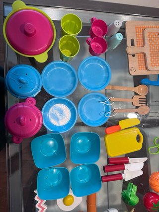 Cocinita de madera con accesorios