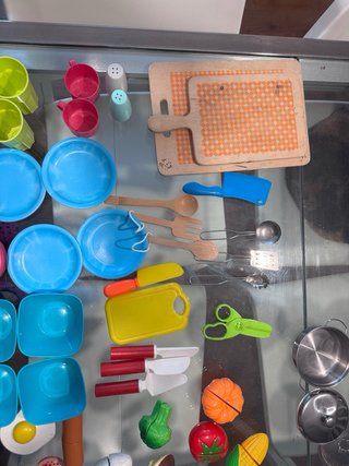 Cocinita de madera con accesorios