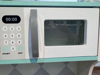 Cocinita de madera con accesorios