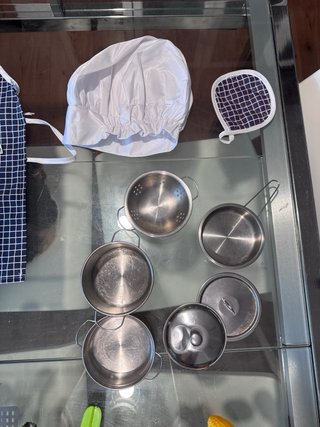 Cocinita de madera con accesorios
