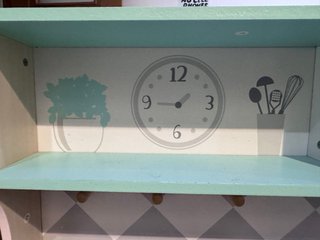 Cocinita de madera con accesorios