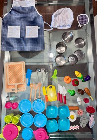 Cocinita de madera con accesorios