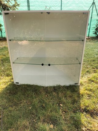 Vitrina de cristal y blanca