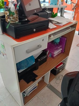 Mostrador de recepción blanco