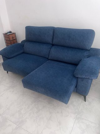 Sofá azul de tela con patas