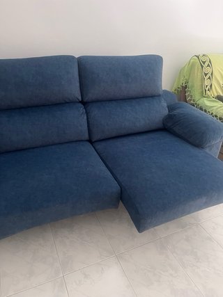 Sofá azul de tela con patas