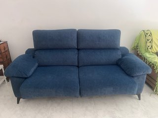 Sofá azul de tela con patas