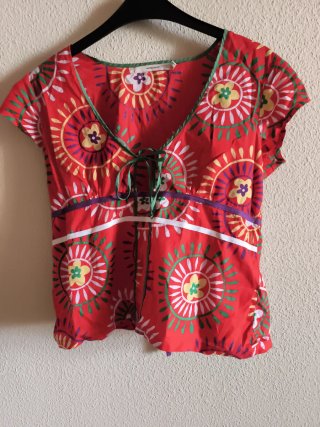 Camiseta estampada multicolor con cordones