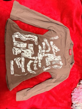 Camiseta manga larga marrón con estampado