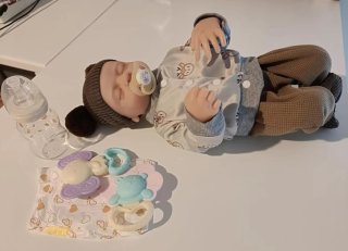 Bambolotto neonato con cappellino
