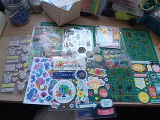 Caja de scrapbooking con recortables y pegatinas