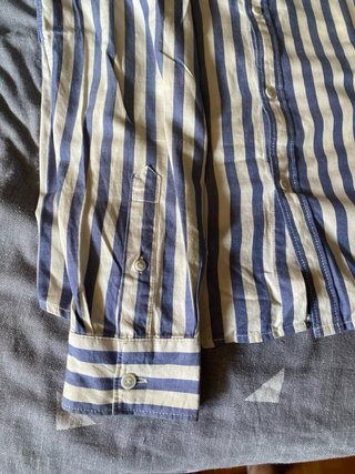 Camisa de rayas beige y azul