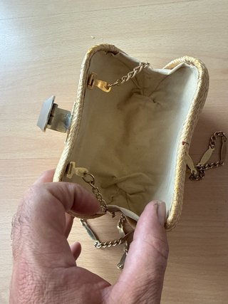Bolso de fiesta tejido con cadena dorada