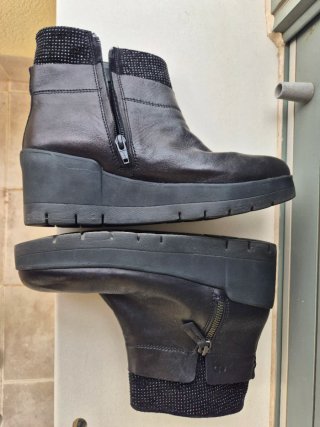 Botines negros con cuña y detalles brillantes