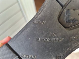 Botines negros con cuña y detalles brillantes