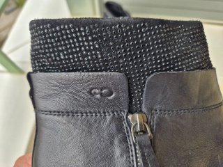 Botines negros con cuña y detalles brillantes