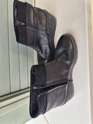 Botines negros con cuña y detalles brillantes