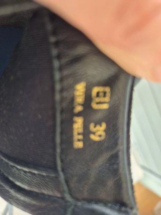 Botines negros con cuña y detalles brillantes