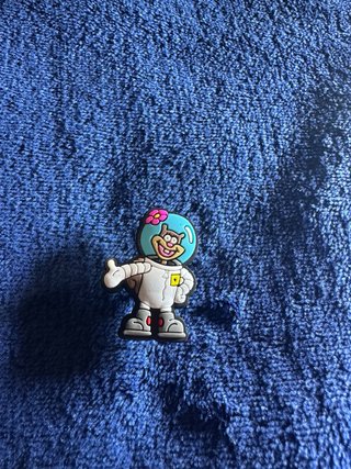 Pin Crocs de Arenita Astronauta