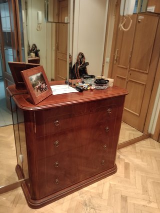 Cómoda de madera oscura