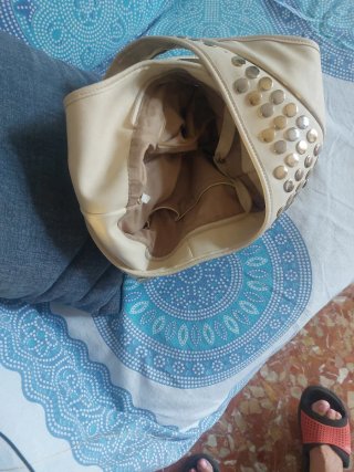 Bolso Beige y Dorado con Tachuelas
