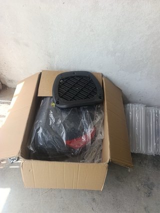 Baúl universal negro con base y dos llaves.