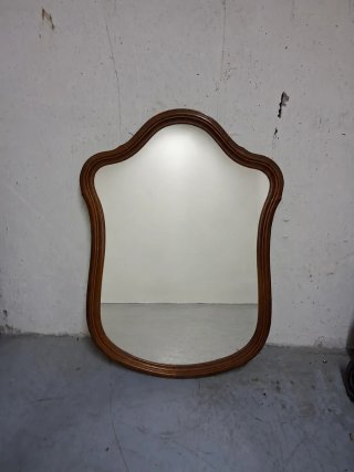 Espejo de madera con marco curvo