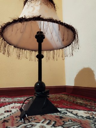 Lámpara de mesa beige con flecos