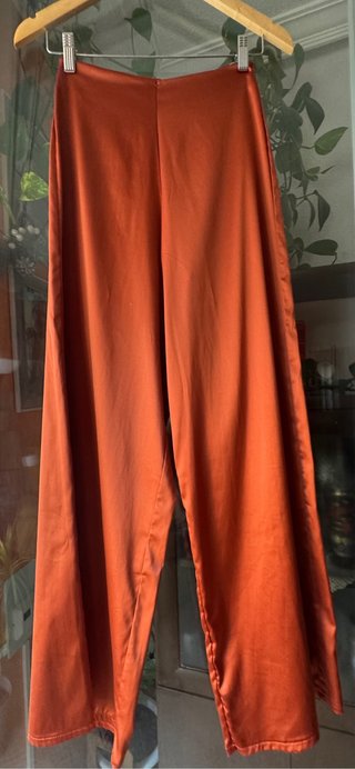 Pantalón fluido satén color ladrillo