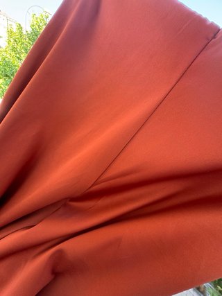Pantalón fluido satén color ladrillo