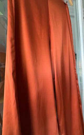 Pantalón fluido satén color ladrillo